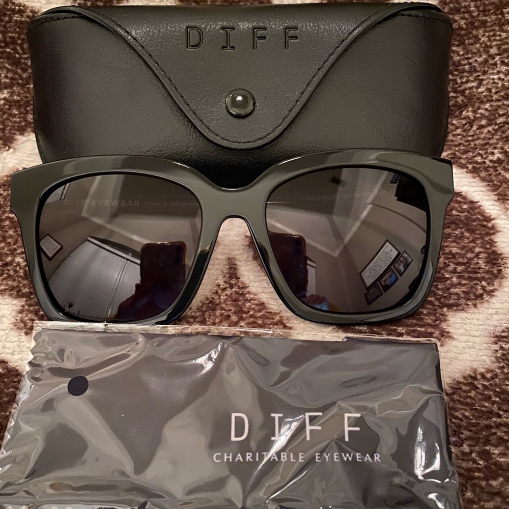 DIFF Bella black and grey polarized sunglasses. Brand new, never worn!